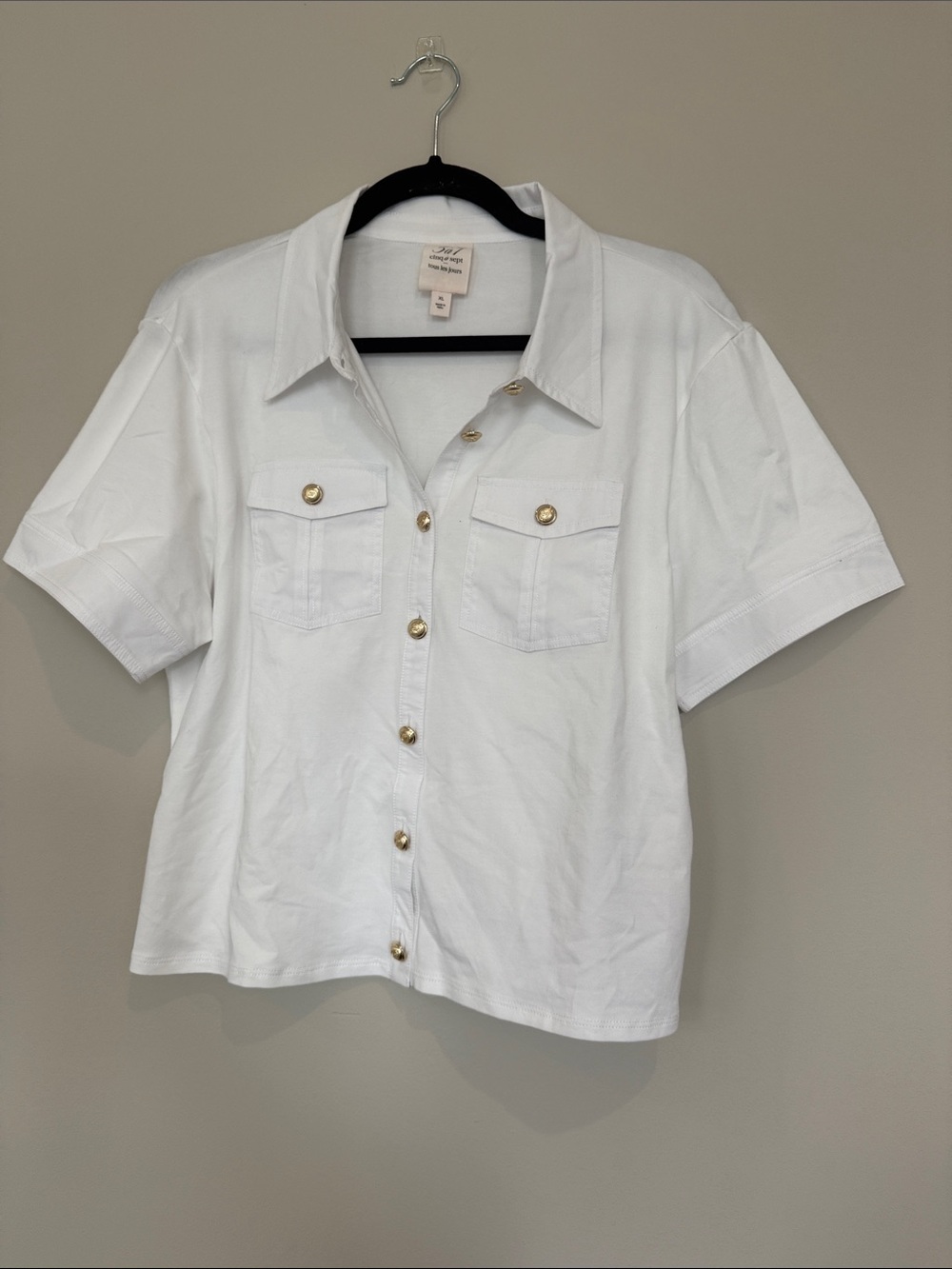 cinq a sept White Short-Sleeve Button-Front Shirt with Gold Buttons